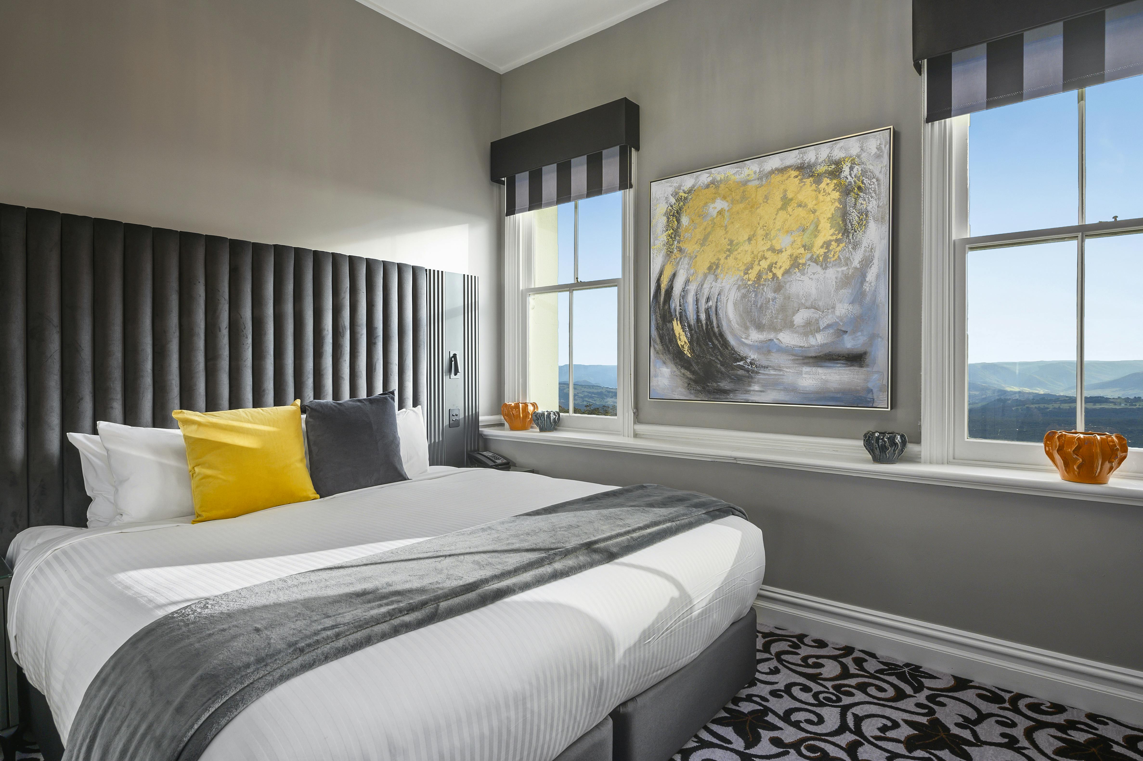 Delmote Valley View Suite 504 - Blue Mountains Hotels - comfy bed in the Delmonte VV Suite